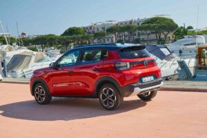 una Citroen C3 di colore rosso