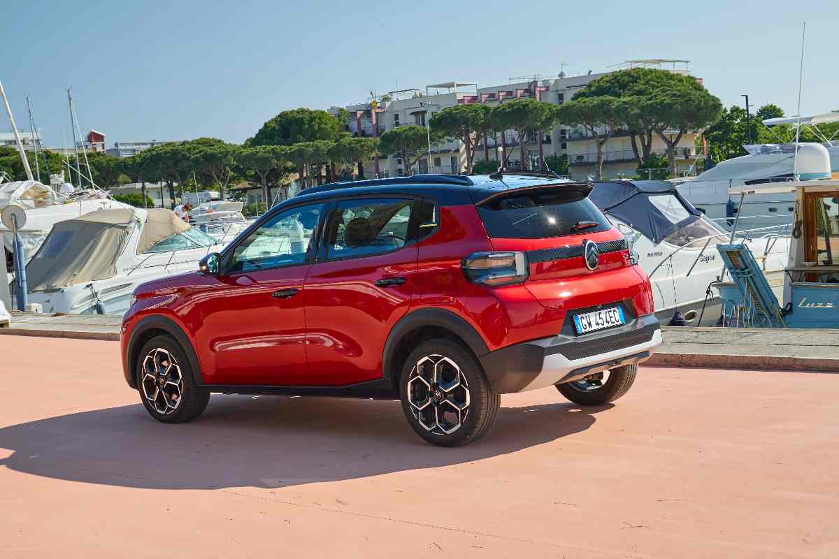 una Citroen C3 di colore rosso