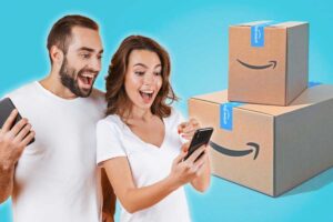 due persone con vicine due pacchi Amazon