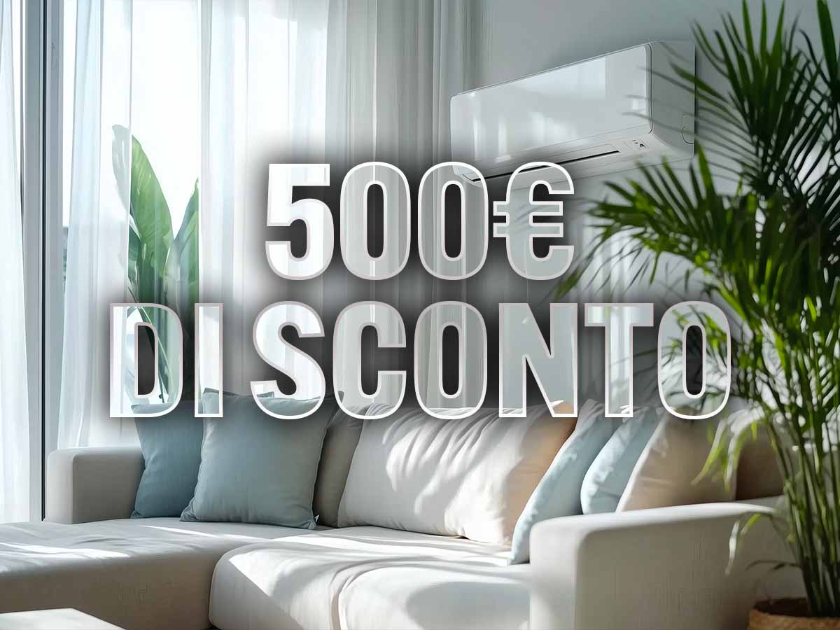 scritta 500€ con dietro un divano