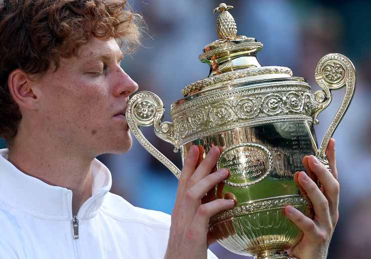 Sinner con il trofeo di Wimbledon