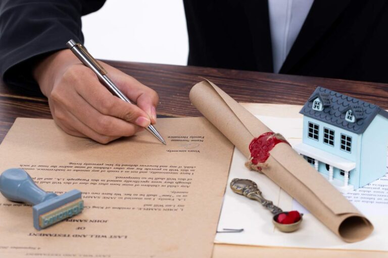 Un uomo compila un testamento