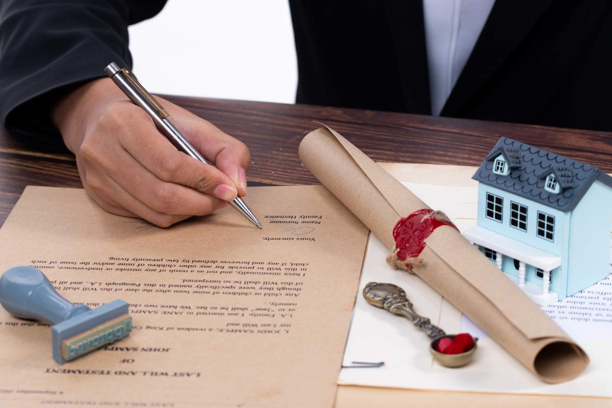 Un uomo compila un testamento