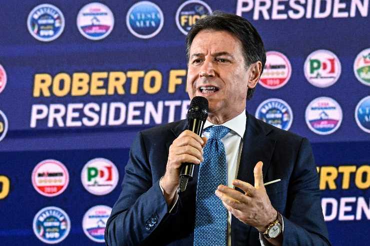 Giuseppe Conte parla ad un comizio